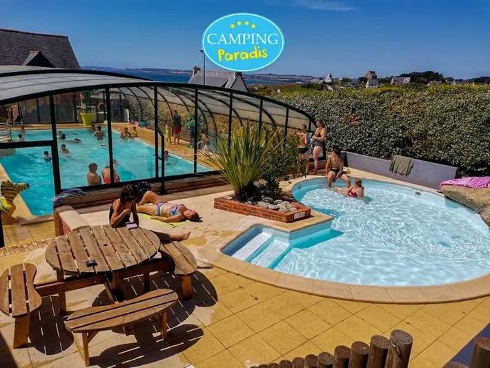 Camping pour 7 personnes, avec jardin et piscine ainsi que terrasse et jacuzzi