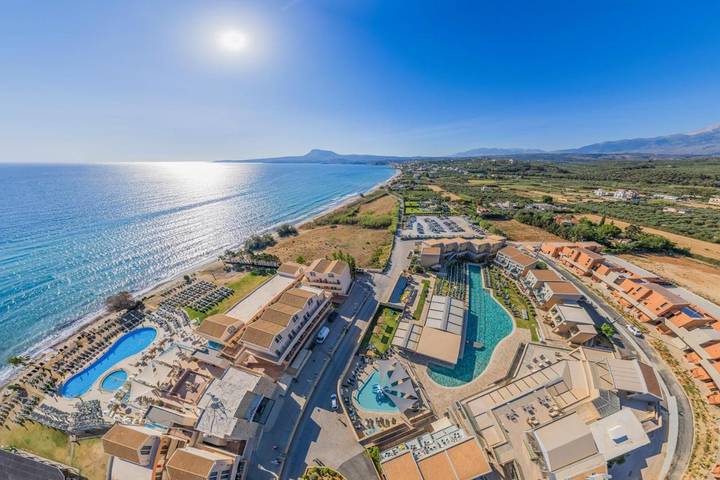 Resort per 4 persone, con Balcone e Idromassaggio nonché Terrazza e Giardino in Chania