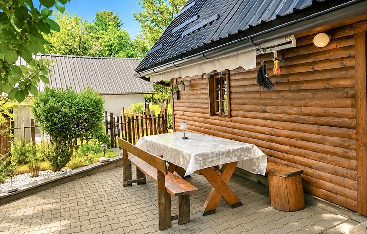 Gemütliche 1-Zimmer-Wohnung mit Terrasse, Kamin und Parkplatz in Gospitsch, Lika-Senj