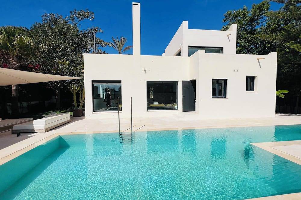 Charming Villa Walking Distance to the sea in Siesta, Santa Eulària des Riu