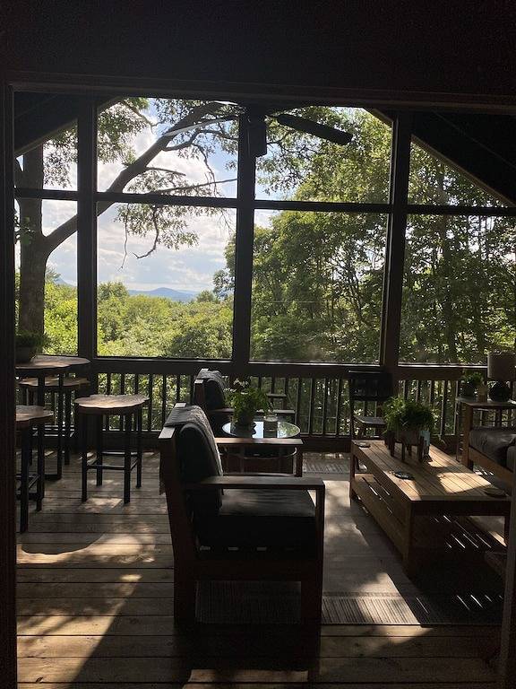 Flat Mountain Estates with long range views and beautiful decor in Macon County