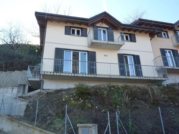 Entire apartment, Apartment 'Casa Delle Palme' with Lake View, Balcony and Wi-Fi in Castello Valtravaglia, Castelveccana