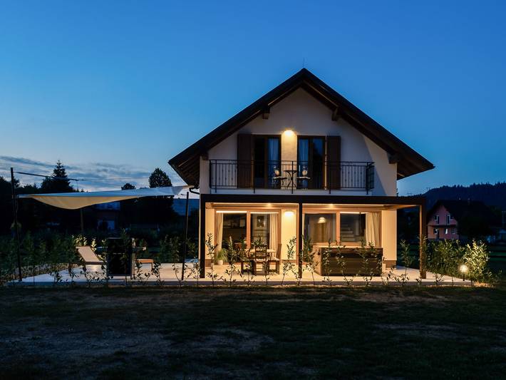 Ferienhaus für 4 Personen, mit Balkon und Whirlpool sowie Terrasse und Garten in Fuzine