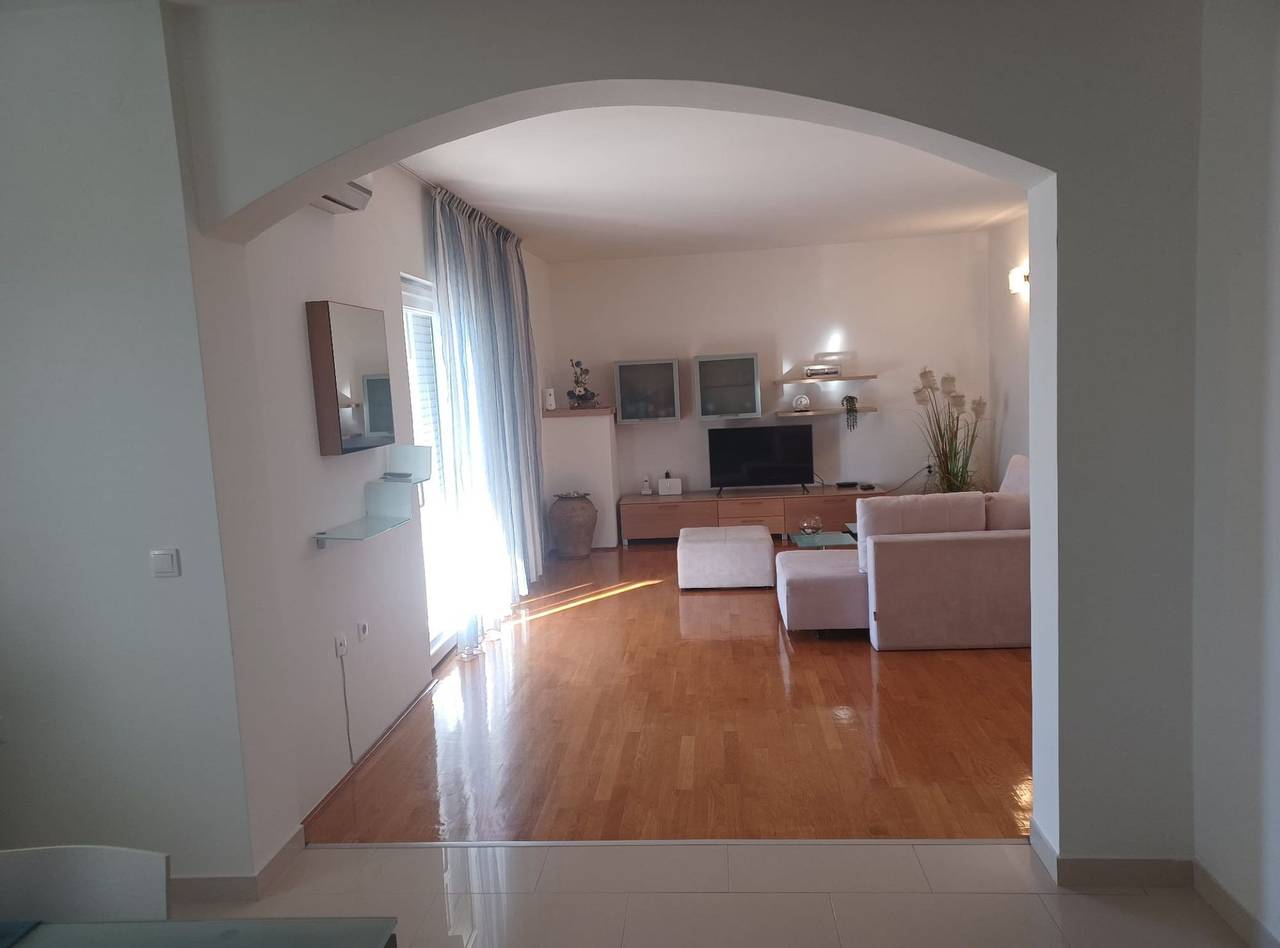 Ganze Wohnung, Apartment Eli - Three Bedroom Apartment With Terrace And Sea View in Zadar (Kommun), Otok Ist