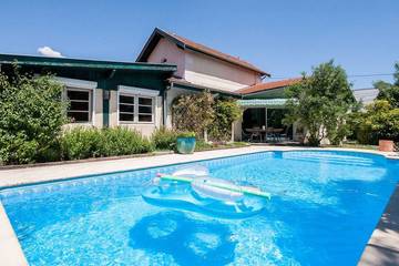 Gîte pour 6 personnes, avec terrasse ainsi que jacuzzi et jardin, animaux acceptés à Gradignan