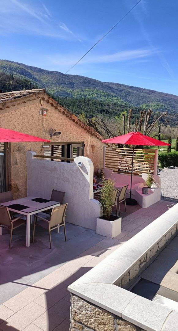 Gîte pour 4 personnes, avec jardin ainsi que terrasse et piscine à Barret-sur-Méouge