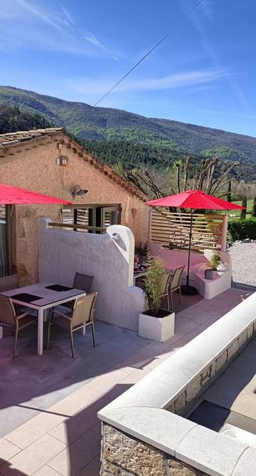 Gîte pour 4 personnes, avec jardin ainsi que terrasse et piscine dans Gorges de la Méouge