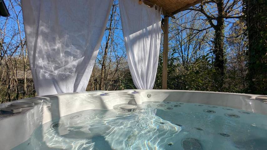 Chalet pour 5 personnes, avec piscine et jardin ainsi que jacuzzi et terrasse