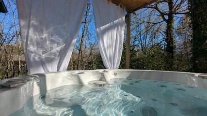 Maison de campagne pour 5 personnes, avec terrasse et piscine ainsi que jardin et jacuzzi à Biron