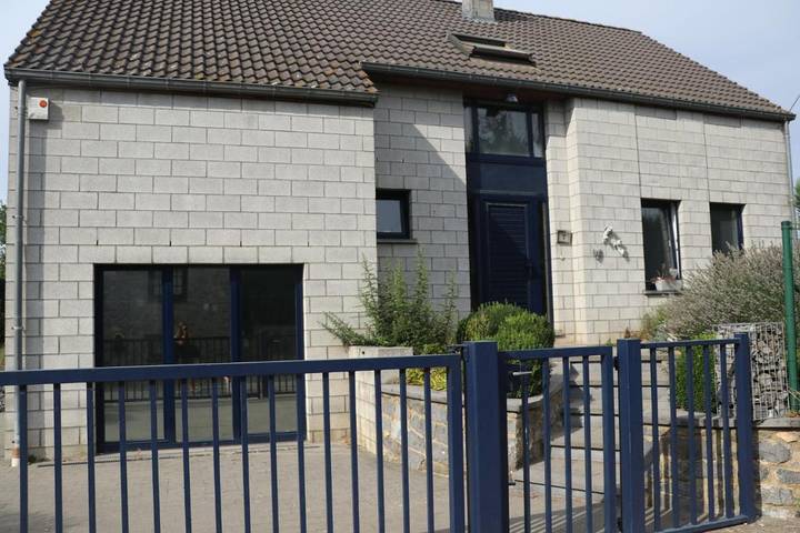 Gîte pour 2 personnes, avec terrasse ainsi que jardin et vue à Mettet