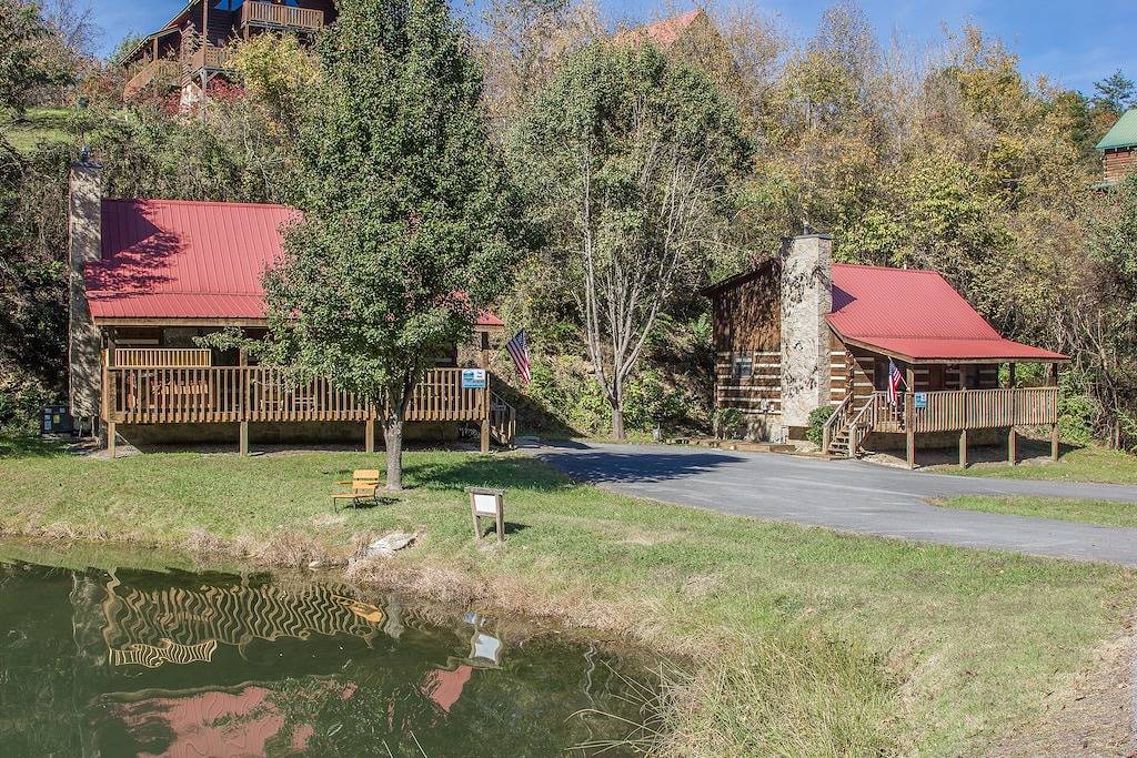 Echte Blockhaus auf einem Fischteich-Free Wifi-Keine steilen Straßen-1. 5 Mi bis Pkwy-Haustiere Ok in Sevierville, Sevier County