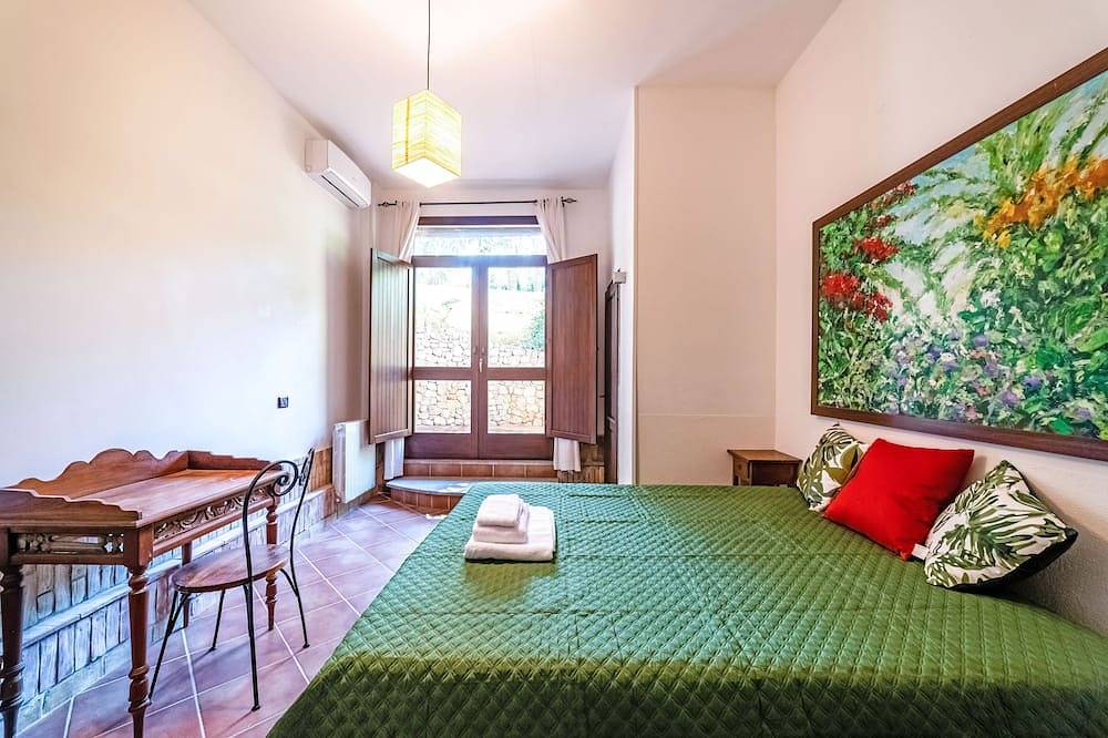 600 meters away from the sea, private pool, lush garden in Villagrazia di Carini, Carini