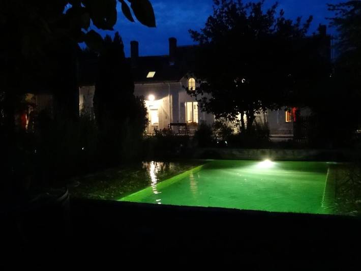 Location de vacances pour 4 personnes, avec piscine et jardin ainsi que sauna et vue, adapté aux familles à Saint-Julien-de-Chédon - 2