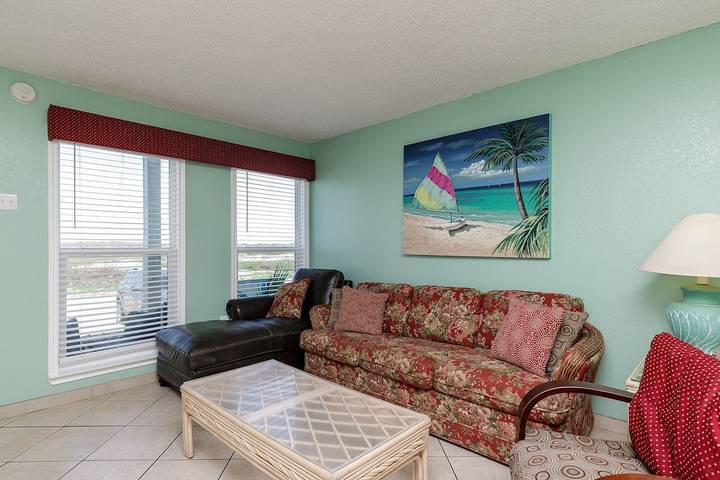 Vacation rental for 4 people, with hot tub and pool as well as balcony in Padre Island