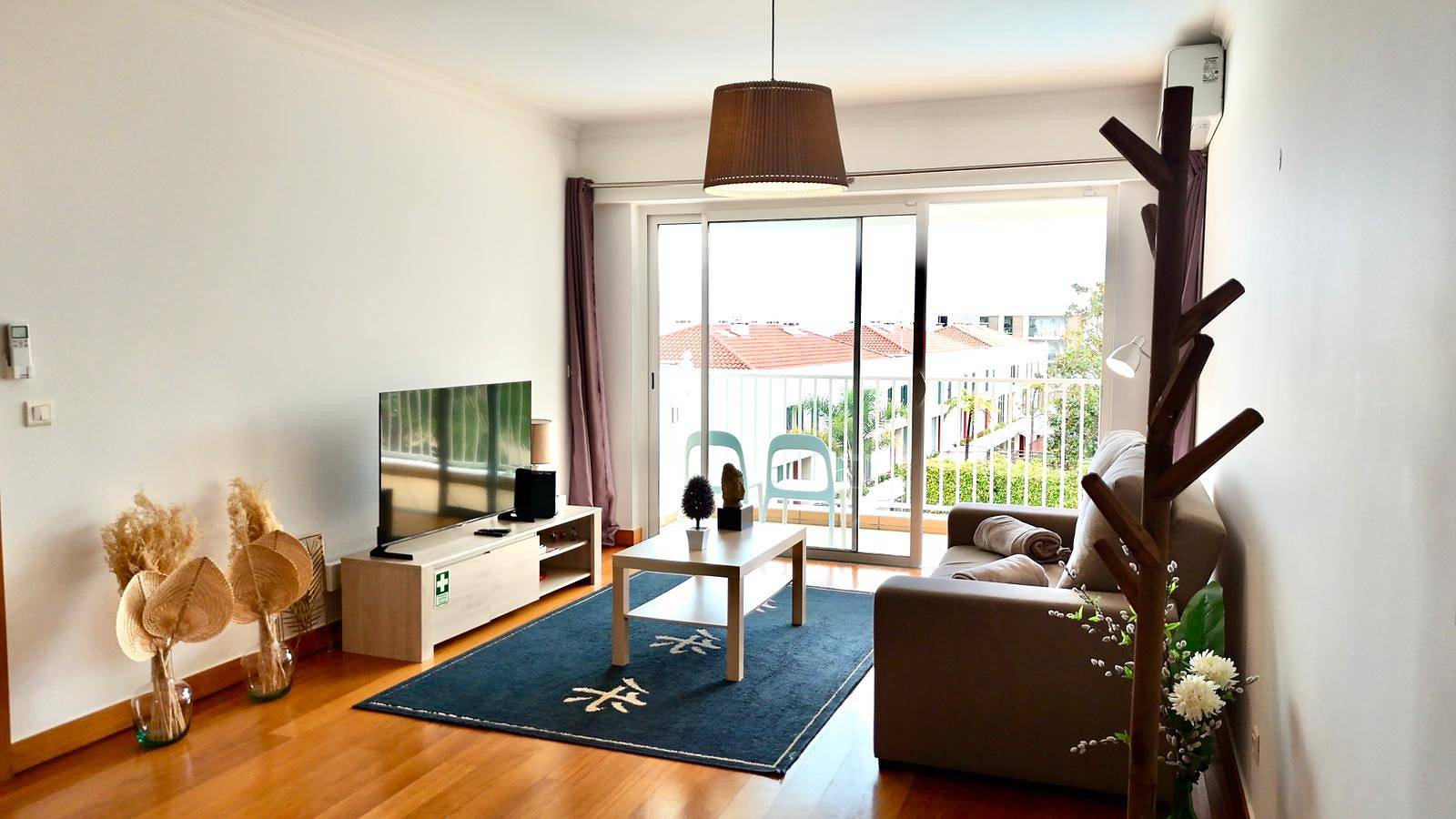 Entire apartment, Flh Funchal Modern Apartment with Pool in Santo António (Madeira), Madeira