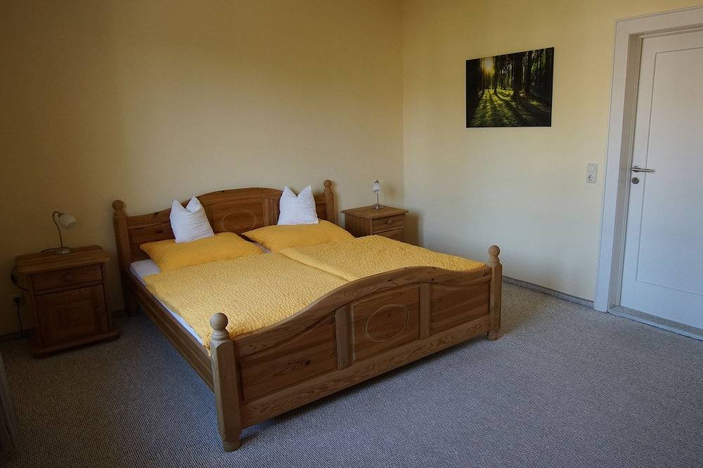 Ganze Wohnung, Ferienwohnung in großzügigem Haus mit Hof und Garten in Muldestausee, Dübener Heide