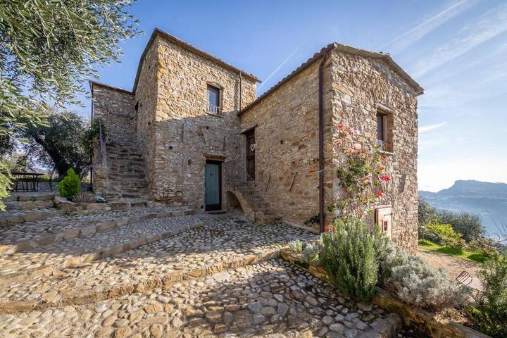 Maison d’hôte pour 3 personnes, avec Terrasse et Jardin ainsi que Bassin pour enfant et Piscine à Camporosso