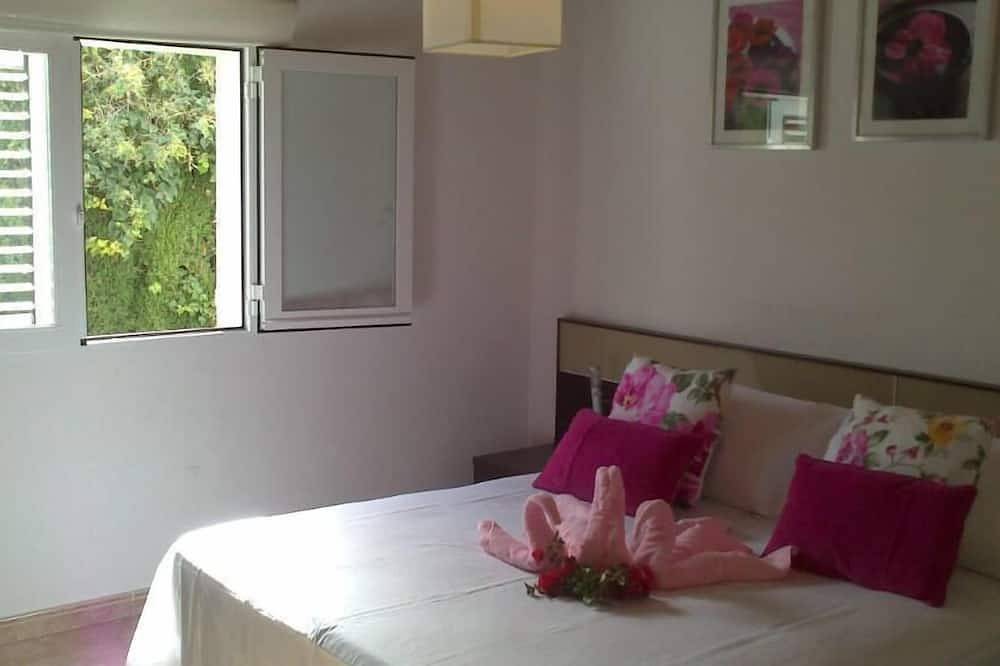 Casa con piscina, jardín, barbacoa, a/a, Wifi, parquing in Es Canar, Santa Eulària des Riu