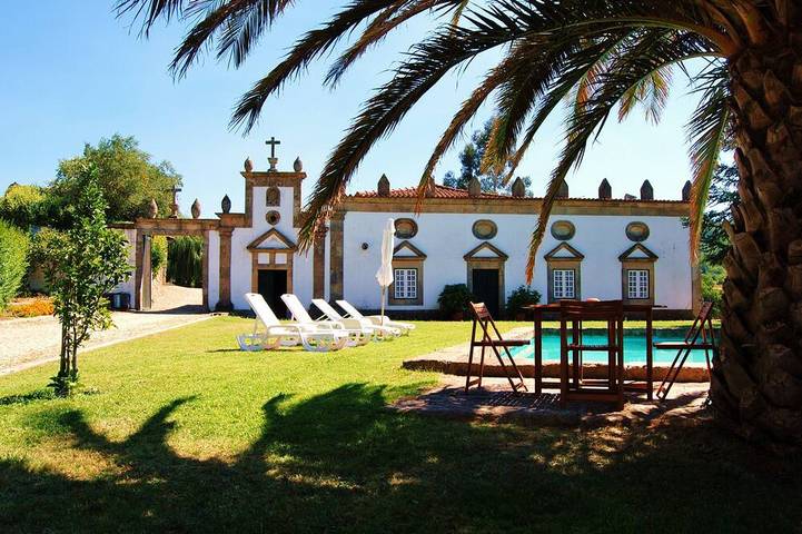 Location de vacances pour 8 personnes, avec Balcon ainsi que Jardin et Piscine à Chaves