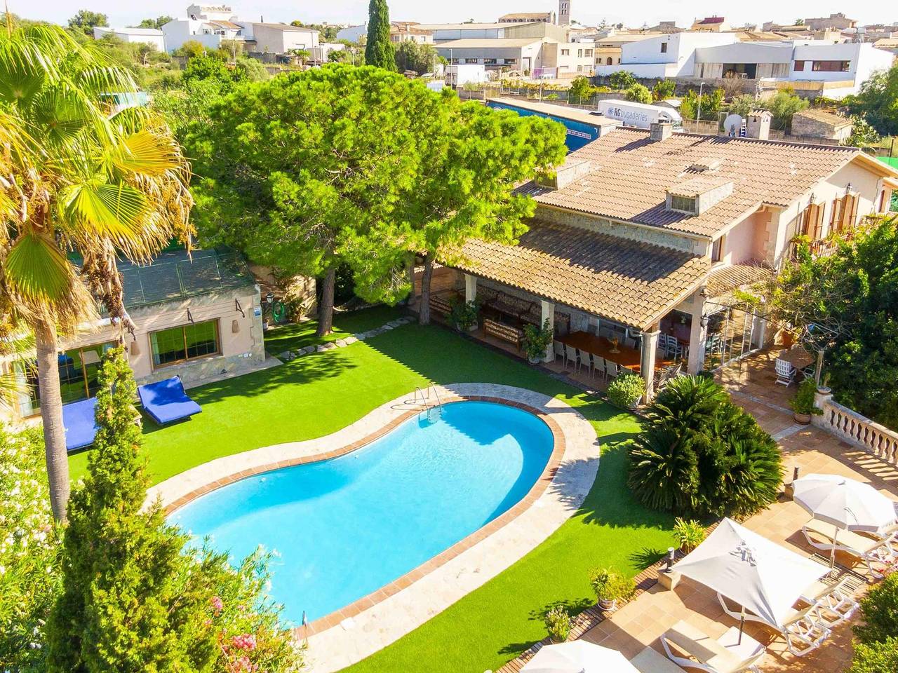 Espectacular Villa con piscina privada cerca de Muro, para 16 personas. in Muro, Mallorca Norte