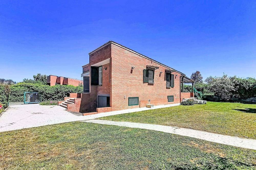 Atemberaubendes alleinstehendes Ferienhaus mit  W-Lan, Klimaanlage, Tv, Innenhof, Haustiere erlaubt in Foce Verde, Latina