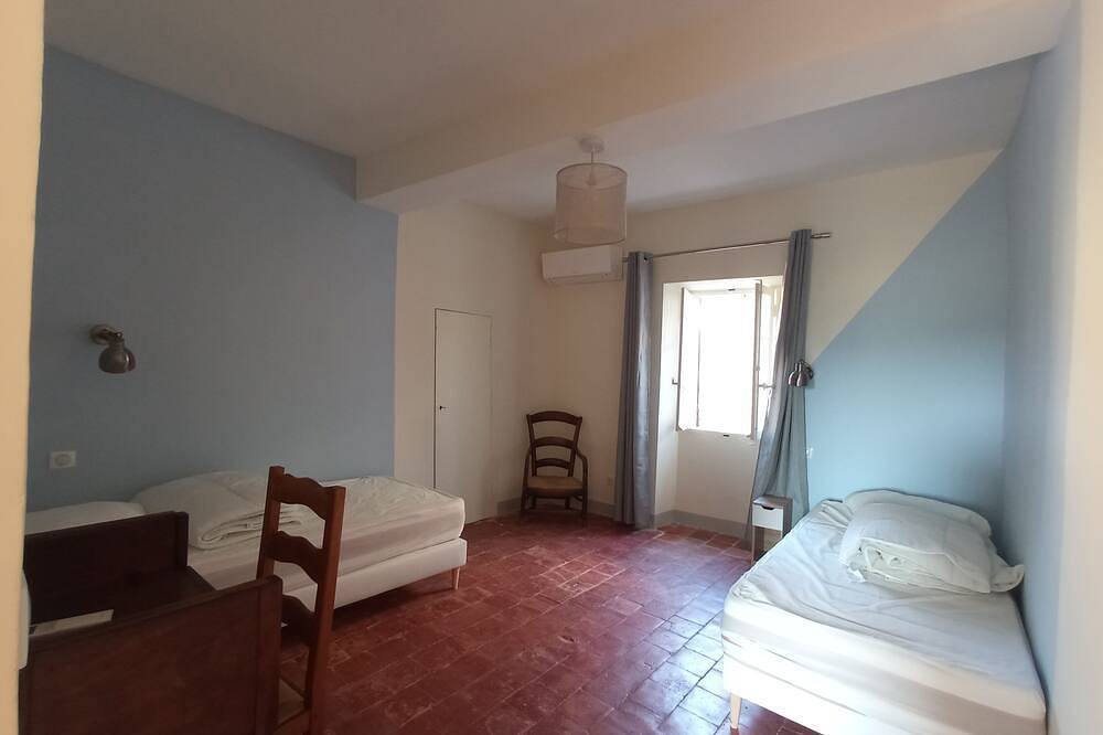 Gite for 15 people, Bastide in Provence with authentic untreated swimming pool. in Rognes, Aix-en-Provence region