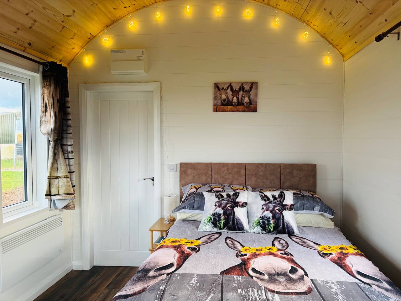 Ganze Ferienwohnung, The Dozy Donkey Shepherd Hut Campview Farm Stay in Donegal, County Donegal