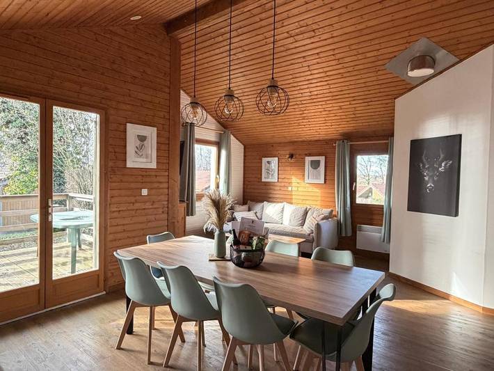 Gîte pour 6 personnes, avec Balcon ainsi que Terrasse et Jardin à Uxelles