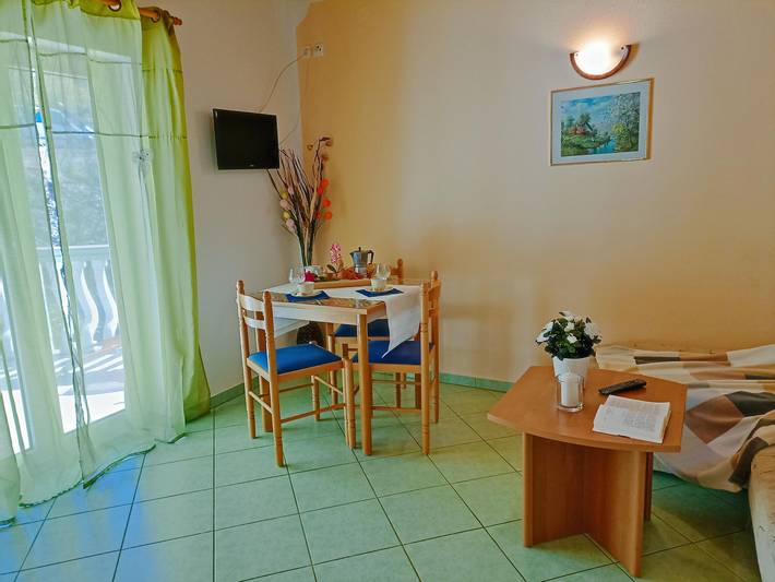 Ferienwohnung für 2 Personen, mit Terrasse und Pool sowie Garten in Senj - 3