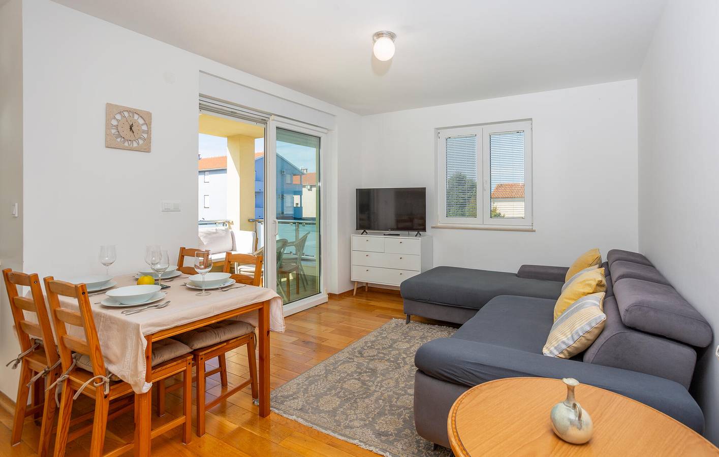 Apartamento vacacional entero, Acogedor apartamento con vistas al mar, terraza, wifi y aparcamiento - A 1,5 km de la playa in Malinska-Dubašnica, Krk (isla)