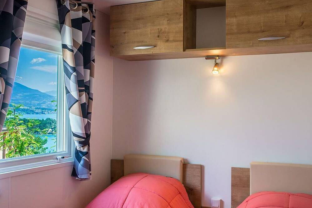 Entire apartment, Comfortable chalet on the shores of Lac de Serre-Ponçon in Chorges, Écrins National Park