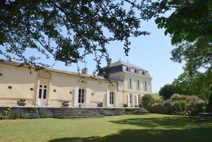 Chambre d’hôte pour 2 personnes, avec Terrasse et Jardin ainsi que Piscine et Vue à Fronsac