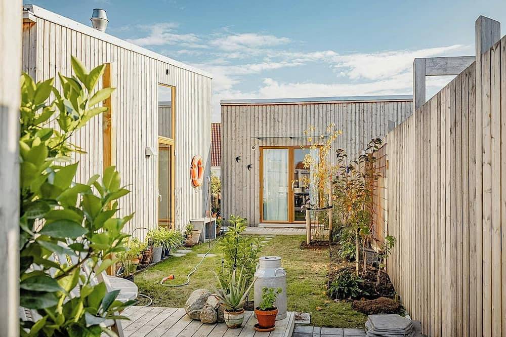 Modernes Holzhaus zwischen Apfelbäumen mit Meerblick in Kivik, Österlen