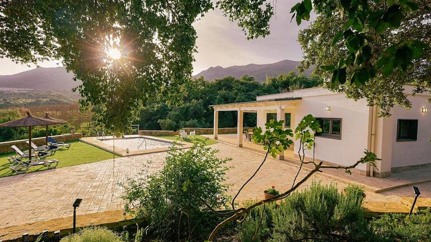 Casa rural para 6 personas, con Terraza y Jardín además de Piscina y Vistas en Benadalid