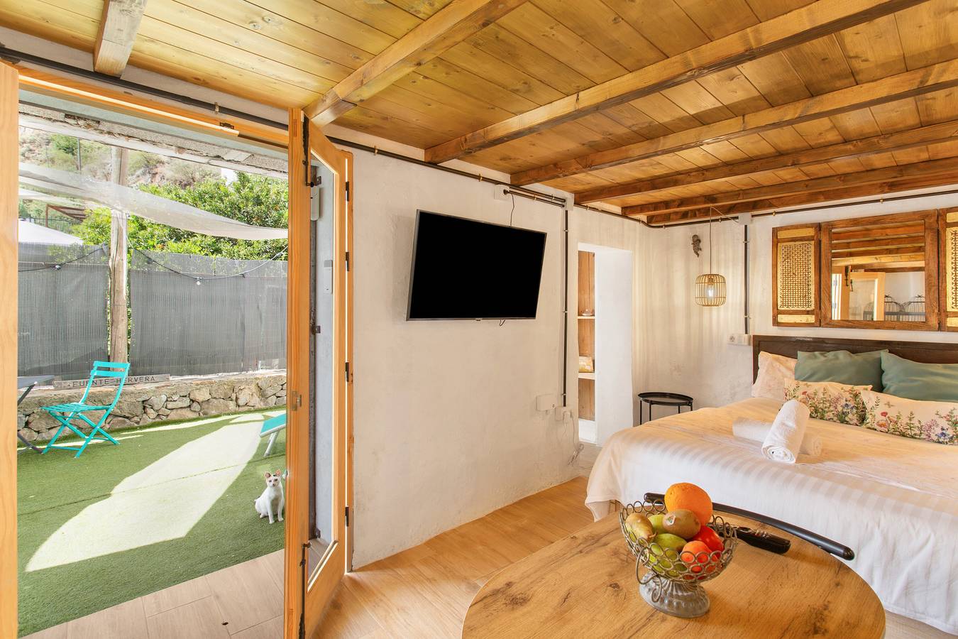 Apartamento entero, Vacaciones 'El Nido Fuente Hervera' con vistas a la montaña, terraza privada y Wi-Fi in El Peñón, Vega de San Mateo