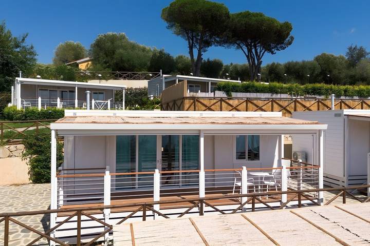 Bungalow per 4 persone, con terrazza e vista oceano, adatto a famiglie con bambini a Marina di Camerota