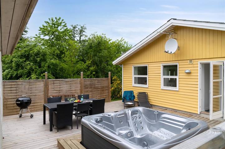 Ferieudlejning for 8 personer, med Terrasse og Jacuzzi såvel som Have og Sauna i Vig