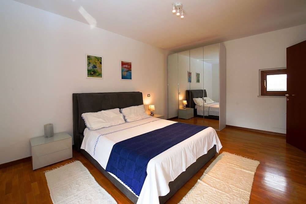 Villa élégante dans un quartier calme avec piscine à débordement privée in Desenzano del Garda, Province de Brescia