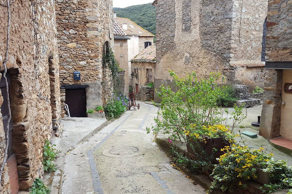 Cosy rural 3 bed stone cottage with terrace within walking distance of the river in Roquebrun, Béziers region