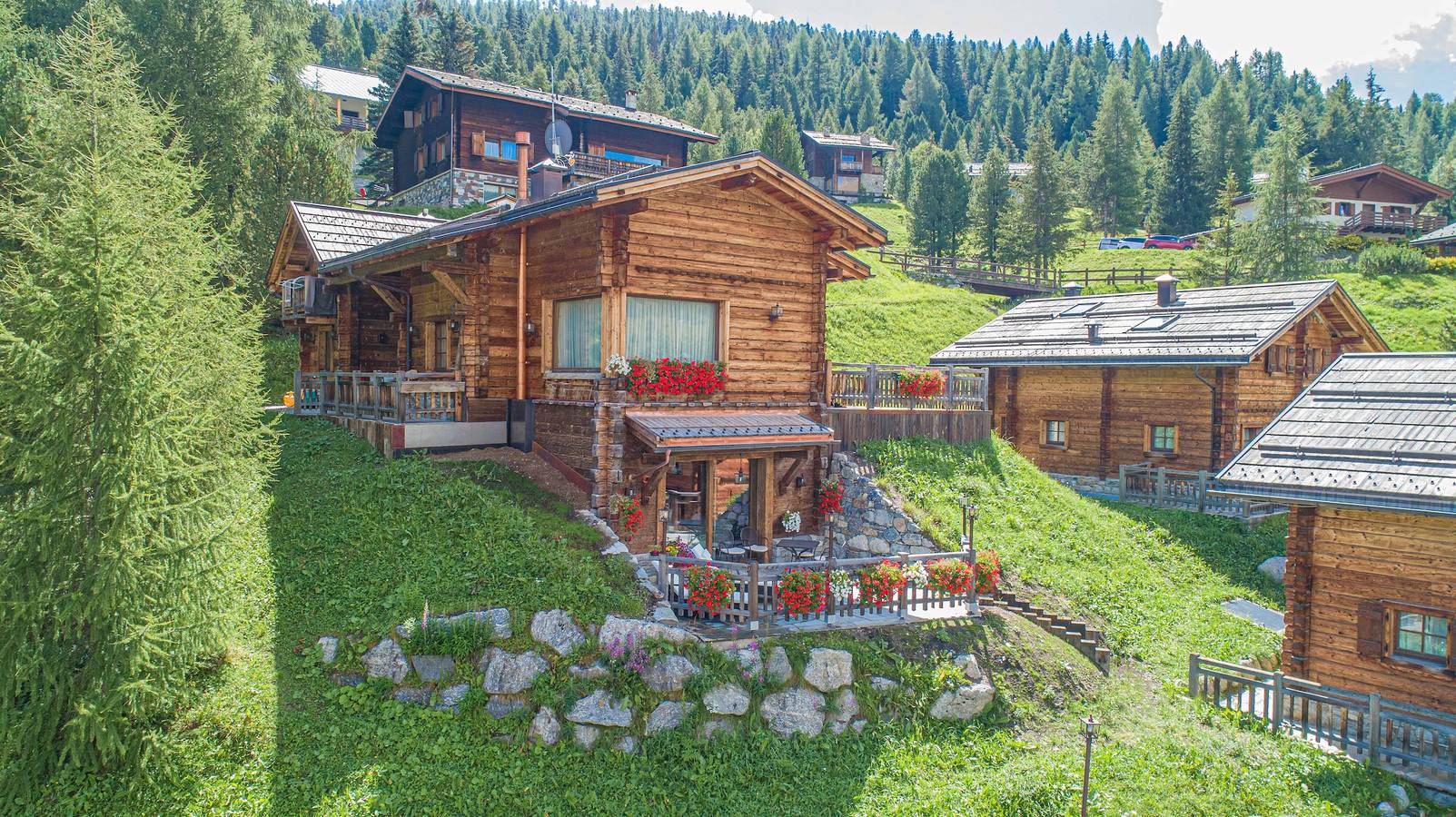 Monolocale intero, 'Le Chalet Suite' con vista montagna, terrazza privata e Wi-Fi in Teola, Livigno