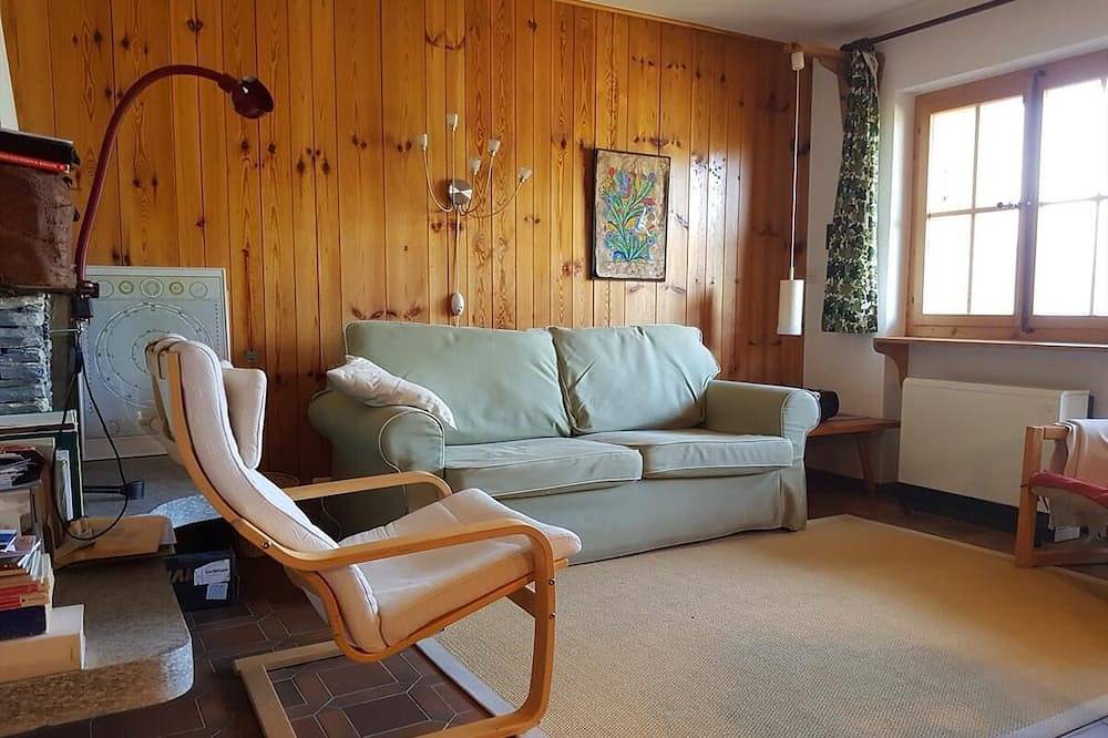 Ganze Wohnung, Aussen : 3-Zimmerwohnung für 4 Personen im 2. Stock, grosser Balkon mit Gartenmöbeln -Innenr : 70 qm in Saint Luc, Anniviers