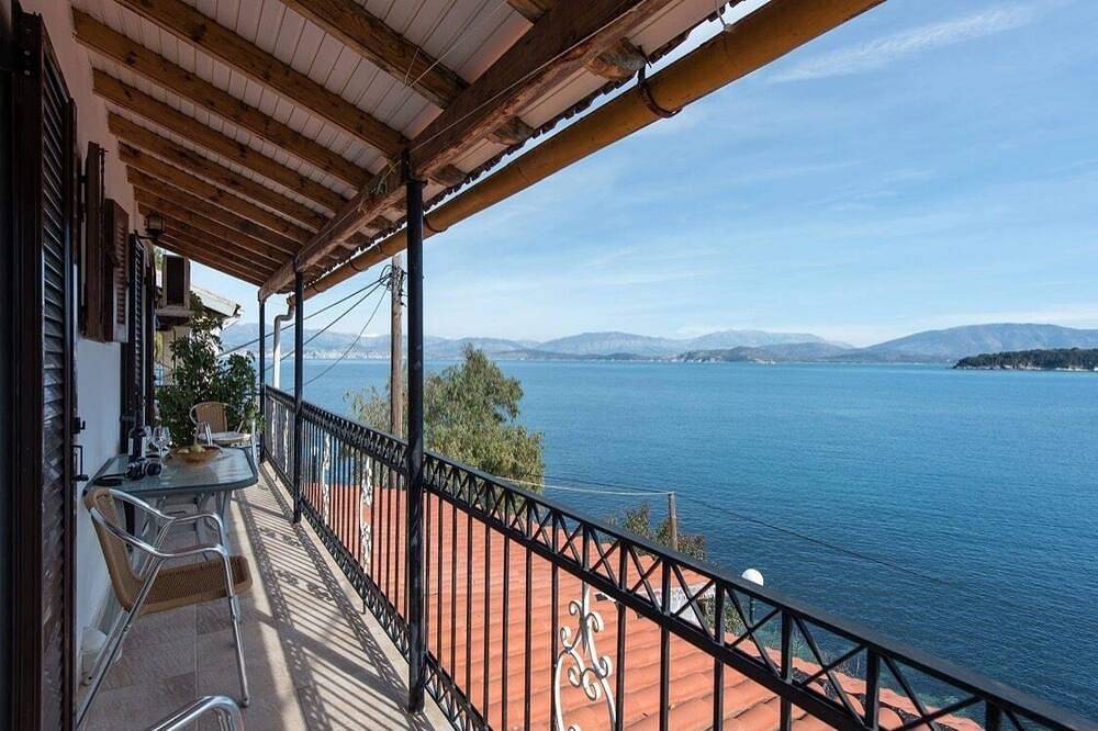 modern 2 bedroom fully furnished apartment over looking the harbour of Kassiopi, foto 10