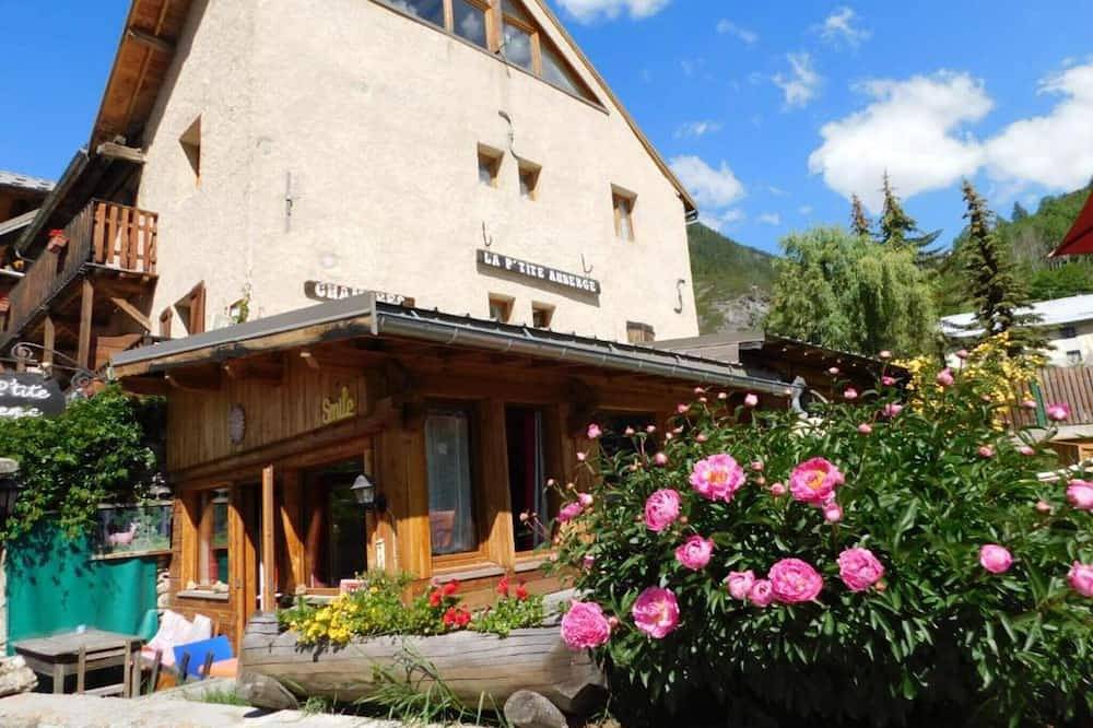 Holiday Home 'Petite Auberge' with Mountain View, Shared Terrace and Wi-Fi in Abriès, Queyras
