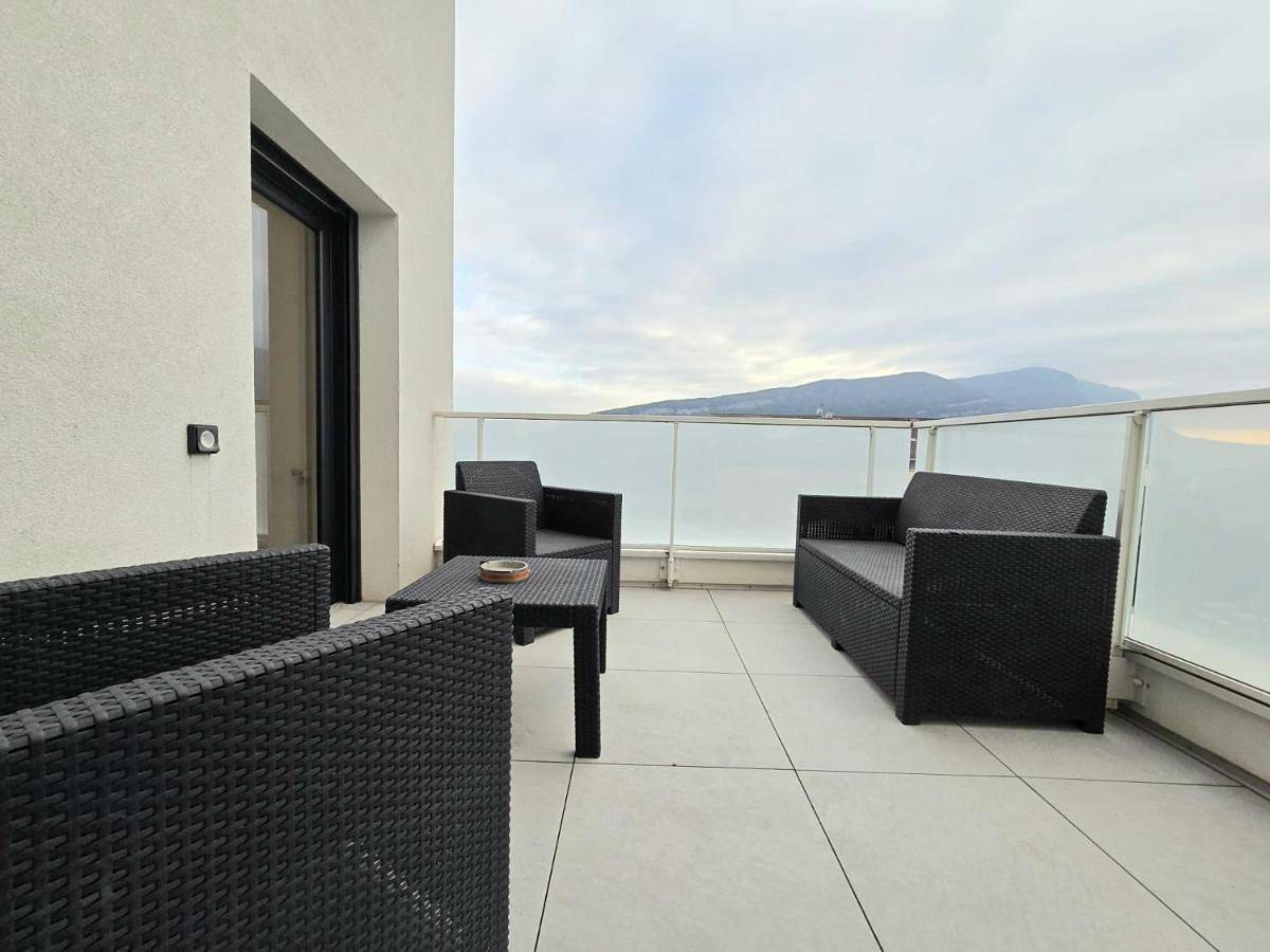 Appartement entier, Four-Bedroom Apartment in Ambilly, Région de Saint-Julien-en-Genevois