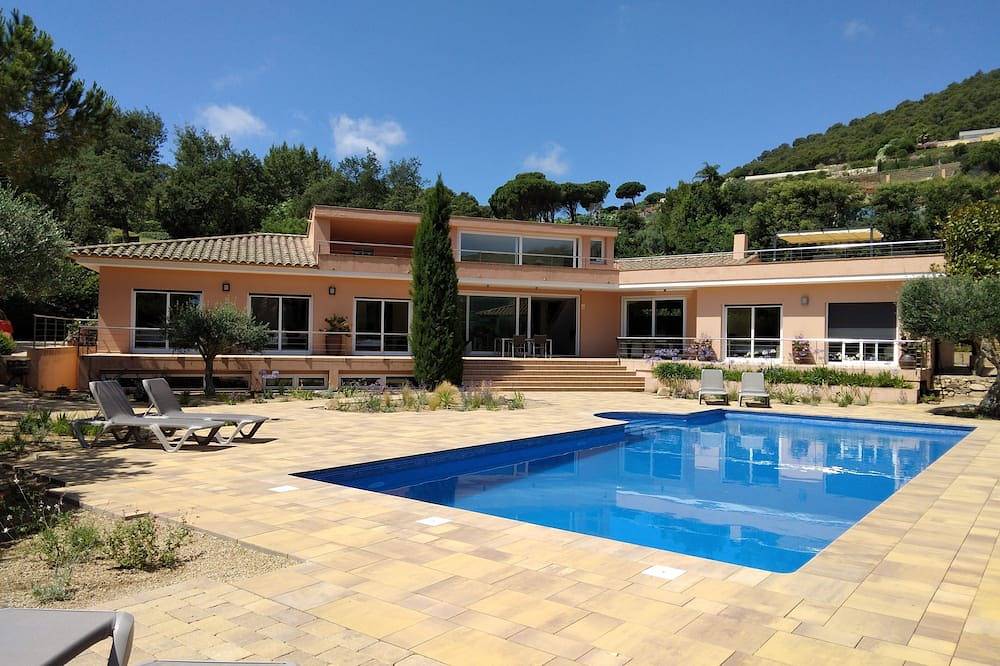 Magnífica villa independiente en una colina con vistas a la bahía de Aiguablava. in Aigua Blava, Begur