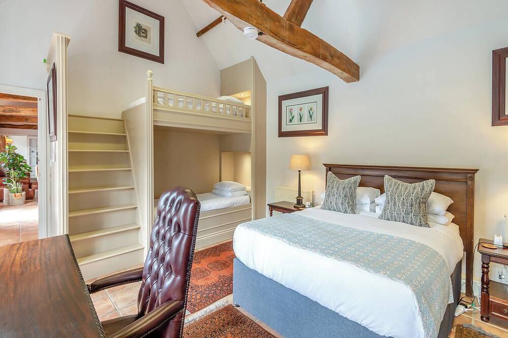 The Cottage - Uk49370 in Woking, Surrey