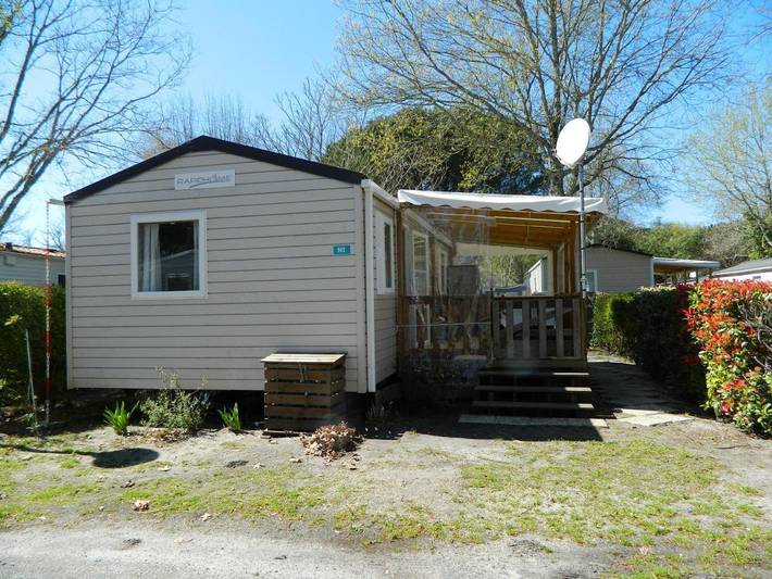 Camping pour 6 personnes, avec jacuzzi et jardin ainsi que piscine et terrasse