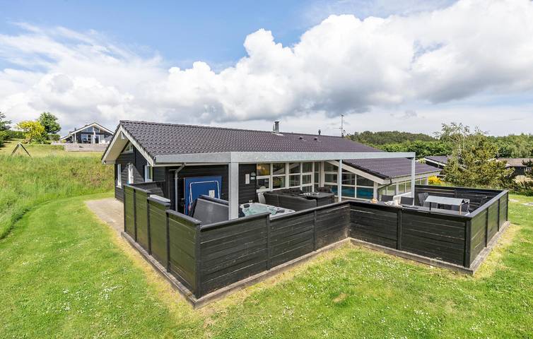 Ferienhaus für 12 Personen, mit Terrasse und Pool sowie Sauna in Lyngsbæk Strand