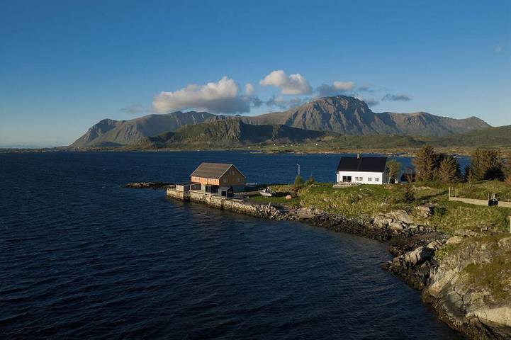 Vacation rental for 14 people, with Terrace and Yard in Lofoten