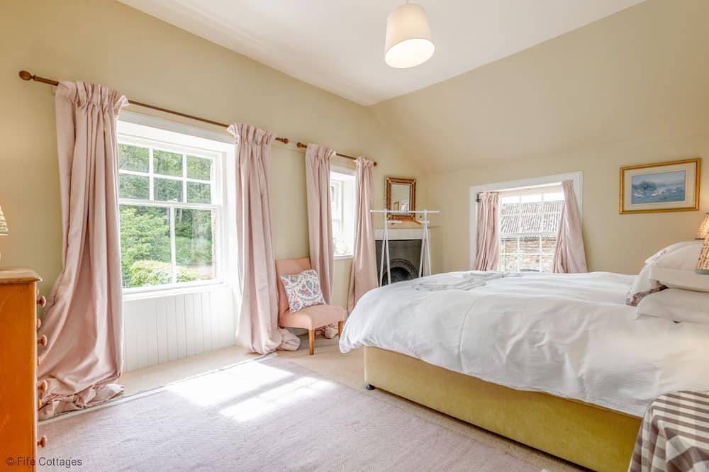 A traditional 3 bedroomed farmhouse close to St Andrews in St Andrews, Fife region